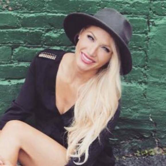 Meet your Posher, Jess - Picture 3 of 3